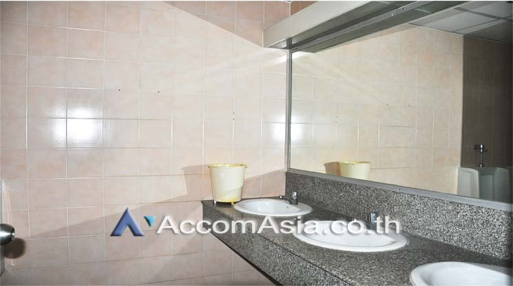 5  Office Space For Rent in Silom ,Bangkok BTS Surasak at Vorawat Building AA10944